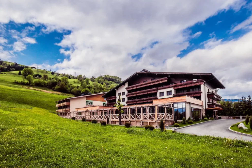 Hotel Victoriya in Kaprun im Salzburger Land von außen im Sommer – familienfreundliches Hotel mit Sonnenterrasse und Alpenblick, ideal für Skiurlaub, Wanderurlaub und Aktivurlaub in Österreich.